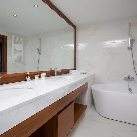 מלון Amadria Park Royal 4*